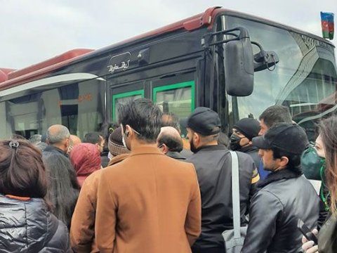 Sərnişinlər yenə dayanacaqlarda qalıb