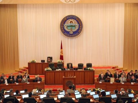 Yanğına görə parlament binası boşaldıldı