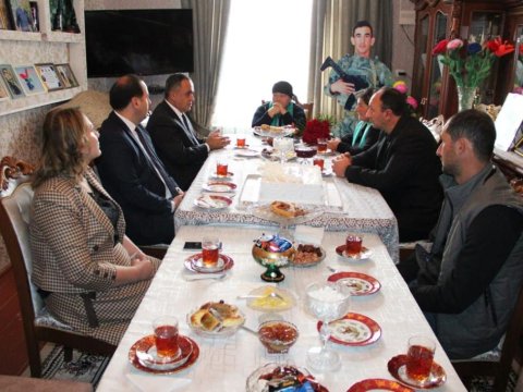 İcra başçısı şəhid ailəsini ziyarət etdi