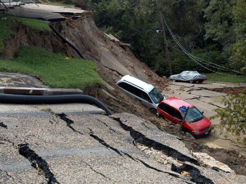Torpaq sürüşməsi - 13 nəfər itkin düşdü
