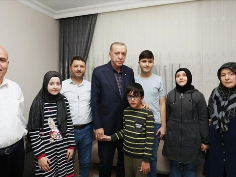 Ərdoğan 12 yaşlı hafizi evində ziyarət etdi