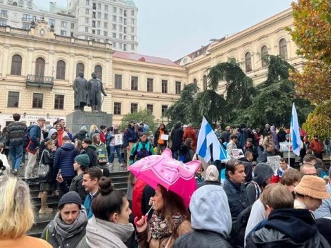Ruslar Gürcüstanda aksiya keçirdi: “Putin terrorçudur”