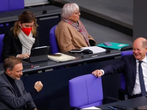 Parlamentə istilik verilmədi, deputatlar qalın paltar geyindilər