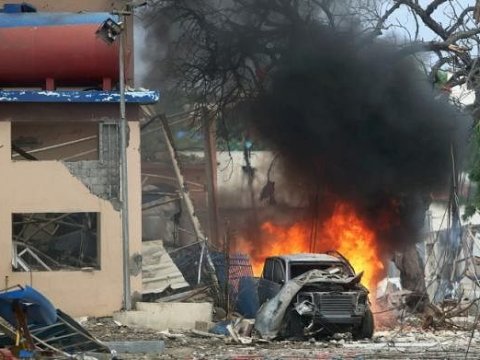 Məmurların qaldığı hotelə hücum edildi - Nazir yaralandı 