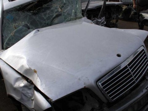 “Mercedes” qaz borusuna çırpılıb