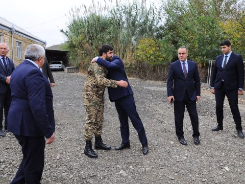 İcra başçısı Vətən Müharibəsi iştirakçısını evində ziyarət edib