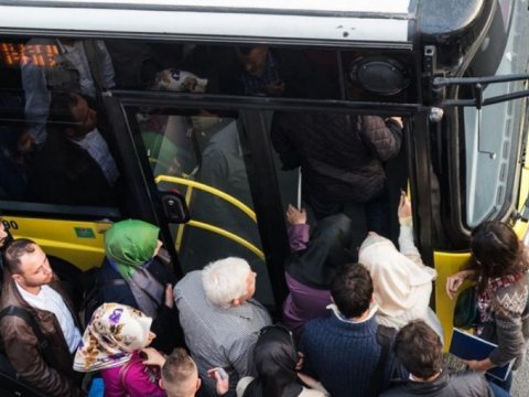 Avtobuslar tıxacda, sərnişinlər dayanacaqlarda qalıb