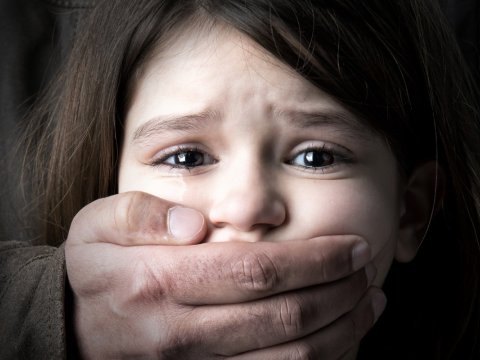 16 yaşına çatmayan şəxsi zorlayanları bu cəza gözləyir
