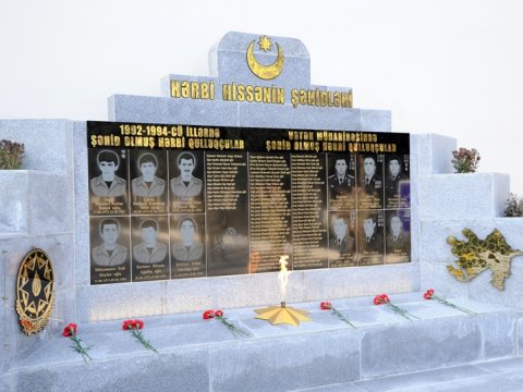 Şəhid abidələri hərbi ehtiram ənənələrini əks etdirir