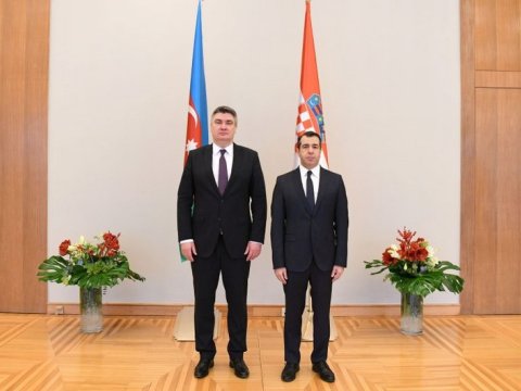 Azərbaycan səfiri etimadnaməsini prezidentə təqdim etdi 