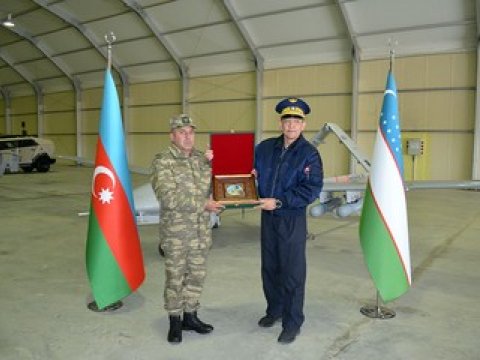 Ramiz Tahirov özbək generalı hərbi hissəyə apardı - FOTO