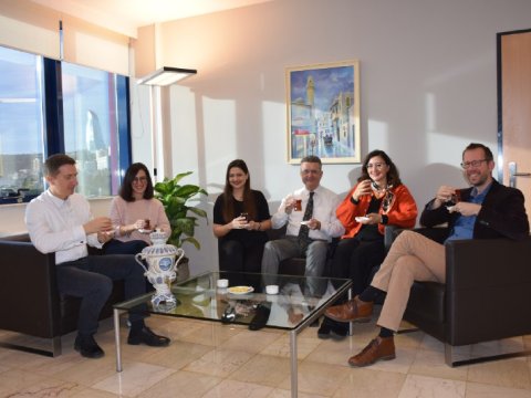 Alman səfirdən maraqlı paylaşım: Gəlin, çay içək!