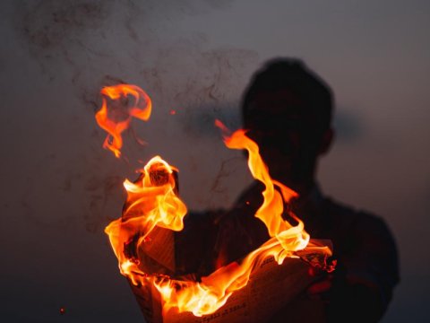 Küçədə mal satmağa qoymadılar - Özünü yandırdı