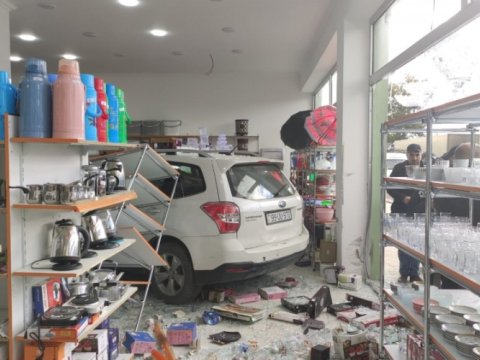 Xaçmazda maşın mağazaya girdi