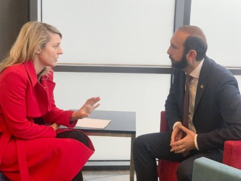 Mirzoyan kanadalı nazirlə Azərbaycanı müzakirə edib