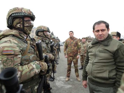 Ermənistanın müdafiə naziri hərbi hissələri gəzir
