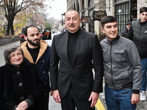 Prezident və xanımı Şəki sakinləri ilə görüşüb - FOTOLAR