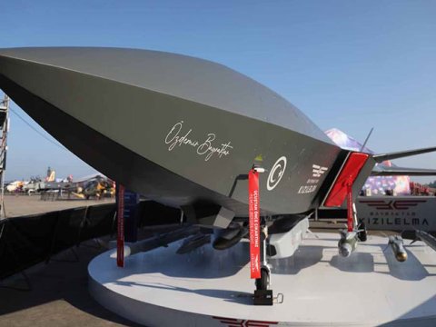 Türkiyə ilk pilotsuz qırıcısını havaya qaldırdı - VİDEO