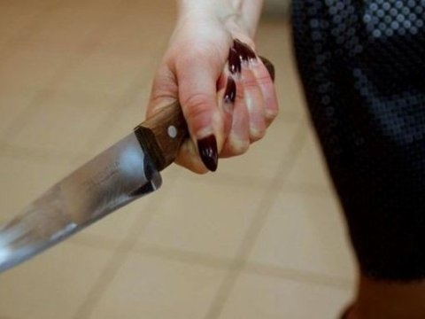 Kafedə cinayət - Gənc qız oğlanı bıçaqladı