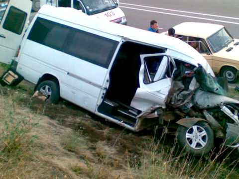 Mikroavtobus ağaca çırpıldı - 8 nəfər xəsarət aldı