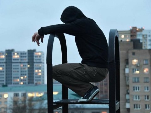 28 yaşlı oğlan özünü binadan atdı