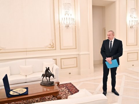 Əziz Əliyevin iş otağında olan əsər Prezidentə hədiyyə edildi