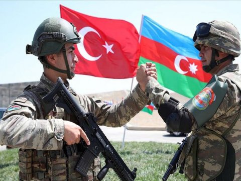 Türk general Azərbaycanı təhdid edənlərə “Qardaş yumruğu”nu göstərdi