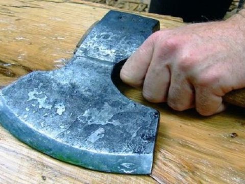 Gədəbəydə ər arvadını BALTALADI