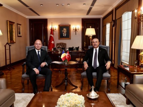Çavuşoğlu rumıniyalı həmkarı ilə Ukraynanı müzakirə etdi