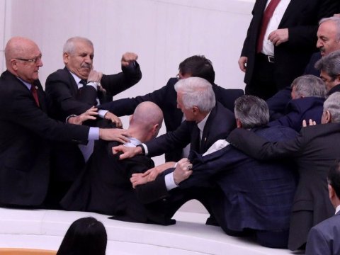 Türkiyə parlamentində dava: Deputat xəstəxanalıq oldu - VİDEO