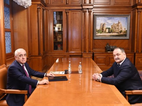 Əli Əsədov Dağıstanın rəhbəri ilə görüşüb