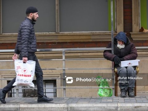 Bakıda qadın kilsədən aldığı kişini diləndirir - FOTOLAR