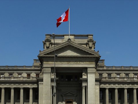 Peruda siyasi böhran - Nazirlər istefa verdi, parlament buraxıldı 