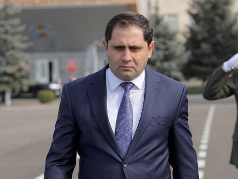 Ermənistanın müdafiə naziri Rusiyaya getdi