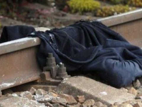 Vurulan piyada qəfildən qatar yoluna çıxıb - RƏSMİ