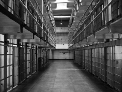 Hökmdən narazı qalan məhbus özünü öldürdü