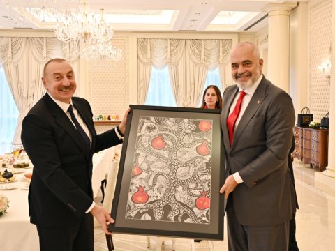 Prezident qızının çəkdiyi rəsm əsərini Baş nazirə hədiyyə etdi