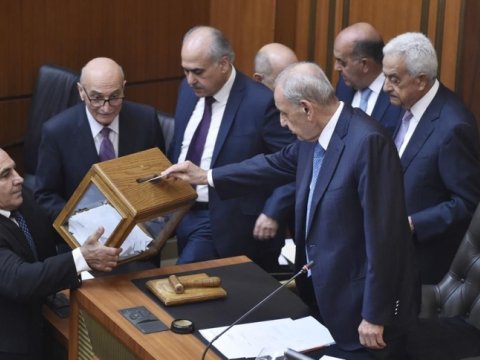 Bu ölkədə deputatlar 9-cu iclasda da prezident seçə bilmədilər