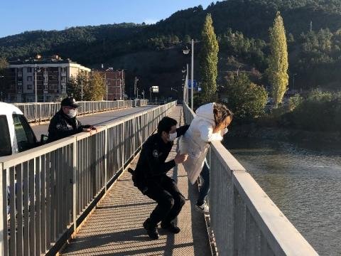 Şantaj olunan qadın özünü körpüdən atmaq İSTƏDİ