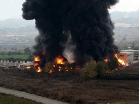 Türkiyədə fabrik yandı