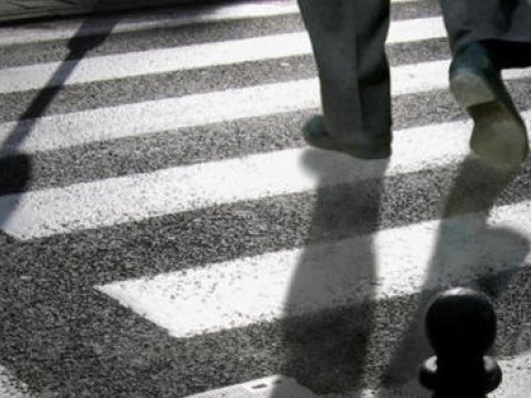 Yolu keçən piyadanı maşın vurdu