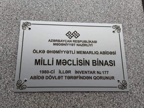 Hökumət evi və parlamentin binasına lövhə vuruldu - FOTOLAR