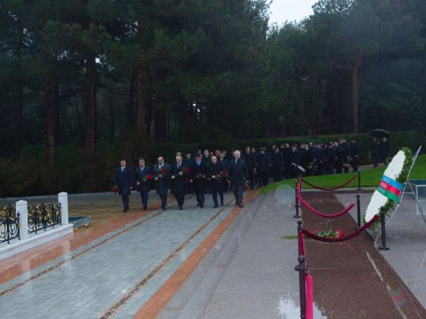 Baş Prokurorluq əməkdaşları Heydər Əliyevi andılar - FOTOLAR