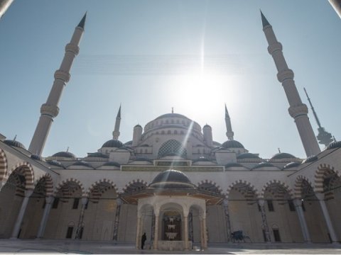 Axunddan iyrənc əməl - Məsciddə qadınla...