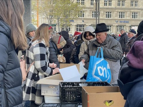 Küçədə yaşayan insanları sevindirən aksiya