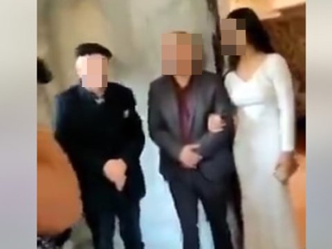 50 yaşlı kişi evləndiyi qızla oğlunun nişanında tanış olub