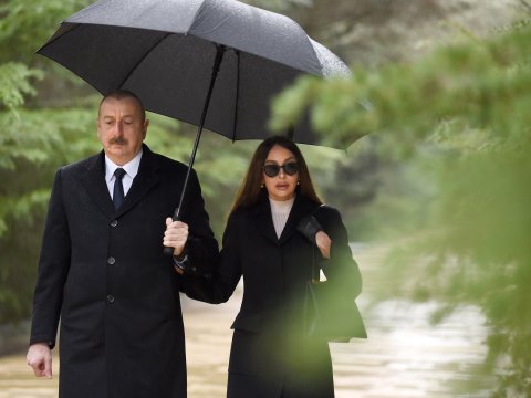 Prezident və xanımı Heydər Əliyevin məzarını ziyarət ediblər
