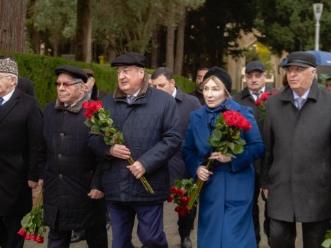 Ağsaqqallar Heydər Əliyevin məzarını ziyarət ediblər