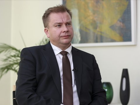 Müdafiə naziri atalıq məzuniyyətinə ÇIXIR