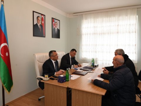 Rövşən Rzayev Qəbələdə vətəndaşları qəbul edib